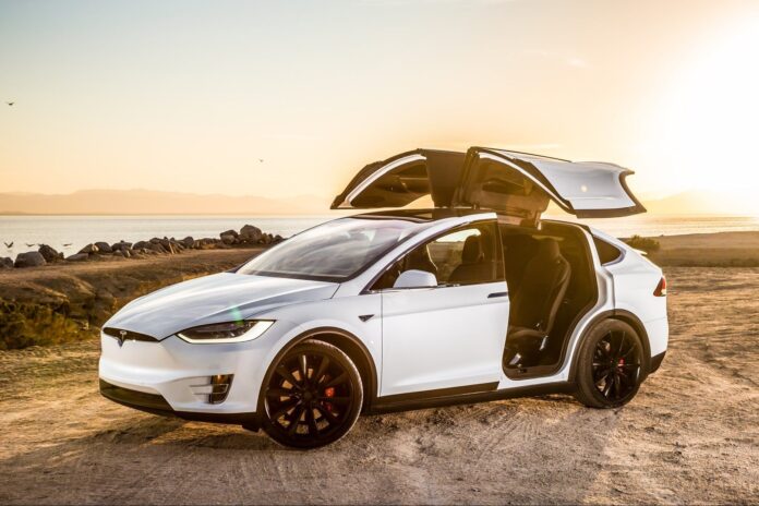Во время движения у Tesla Model X сносит крышу, в прямом смысле