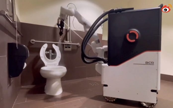 Появился полностью автоматический робот для чистки унитаза
