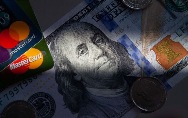 НБУ разрешил украинцам покупать валюту в терминалах