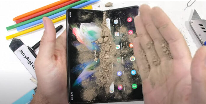 Samsung Galaxy Z Fold3 испытали на прочность даже землёй. Что со смартфоном