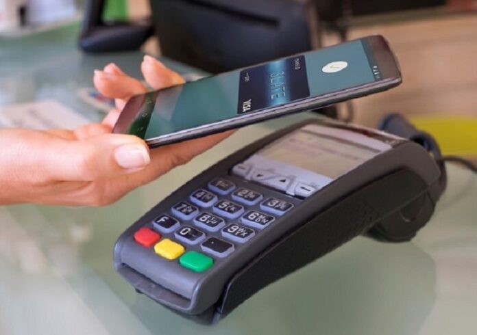 Стало известно, почему оплачивать покупки смартфоном безопаснее, чем картой с NFC